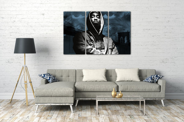 Leinwandbild Tupac 2Pac Shakur Rapper mit Kapuzen-Pullover vor Brücke