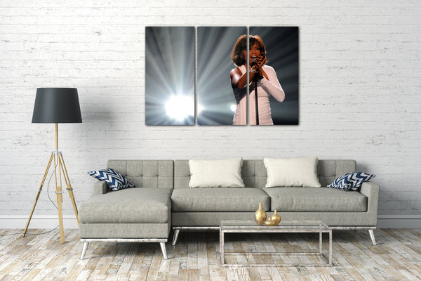 Leinwandbild Whitney Houston singend im Konzert am Mikrofon