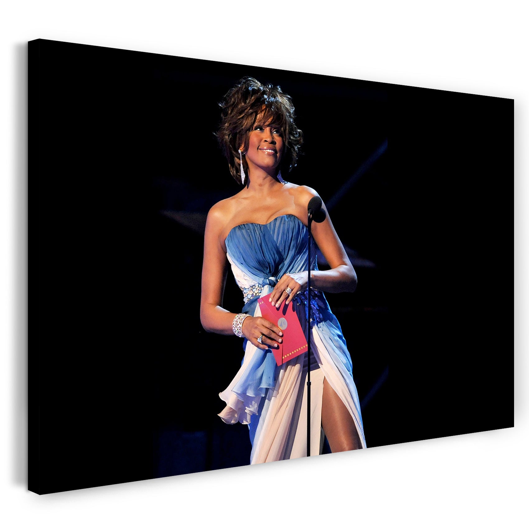 Leinwandbild Whitney Houston schulterfreies blau-weißes Kleid am Mikrofon
