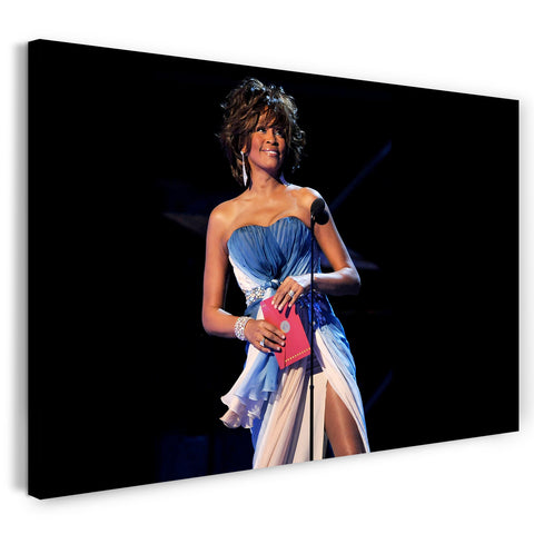 Leinwandbild Whitney Houston schulterfreies blau-weißes Kleid am Mikrofon