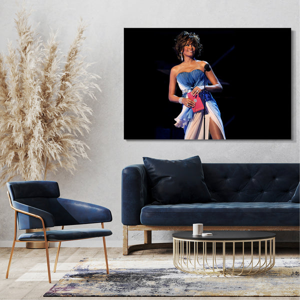 Leinwandbild Whitney Houston schulterfreies blau-weißes Kleid am Mikrofon