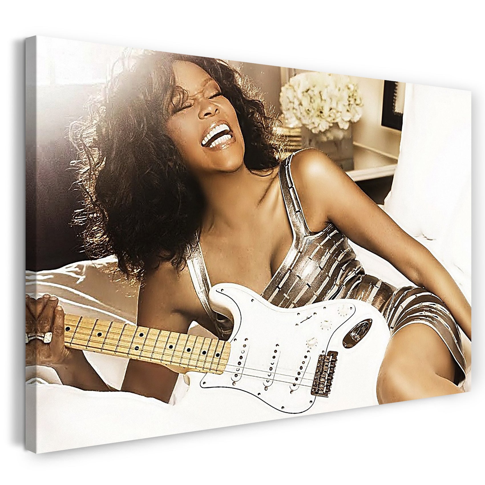 Leinwandbild Whitney Houston mit Gitarre auf dem Bett lachend sexy