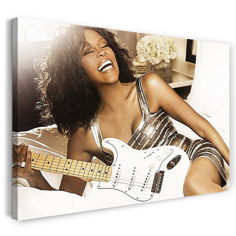 Leinwandbild Whitney Houston mit Gitarre auf dem Bett lachend sexy