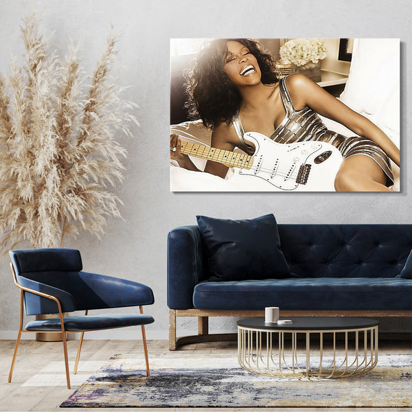 Leinwandbild Whitney Houston mit Gitarre auf dem Bett lachend sexy