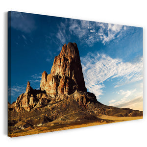 Leinwandbild Berg in Wüste gelber Sand einsam vor blauem Himmel