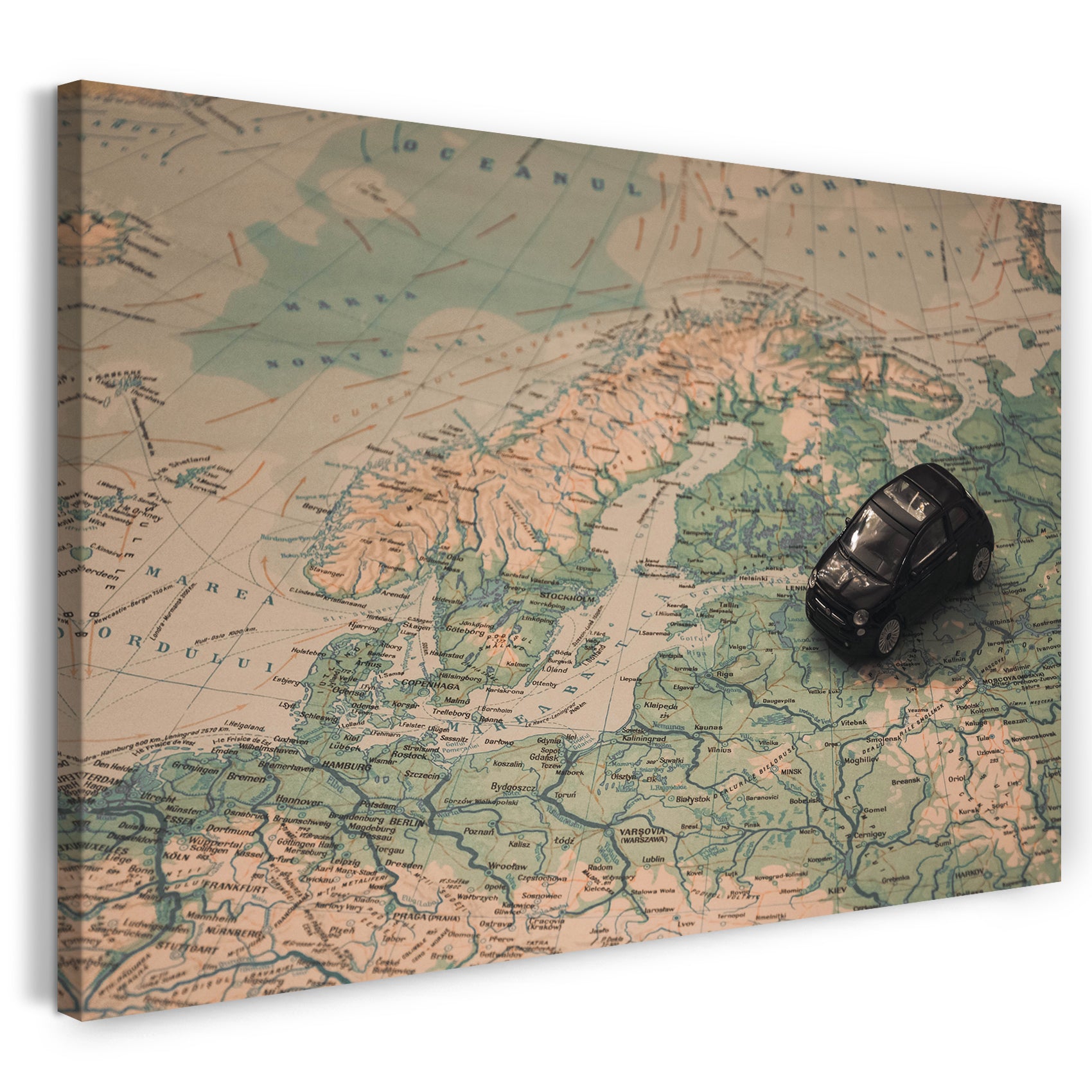 Leinwandbild Autobilder Miniatur schwarzer Fiat auf Landkarte