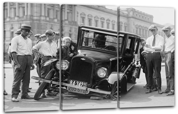 Leinwandbild Autobilder mit Achsenbruch auf altem schwarz-weiß Foto