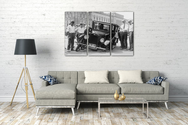Leinwandbild Autobilder mit Achsenbruch auf altem schwarz-weiß Foto