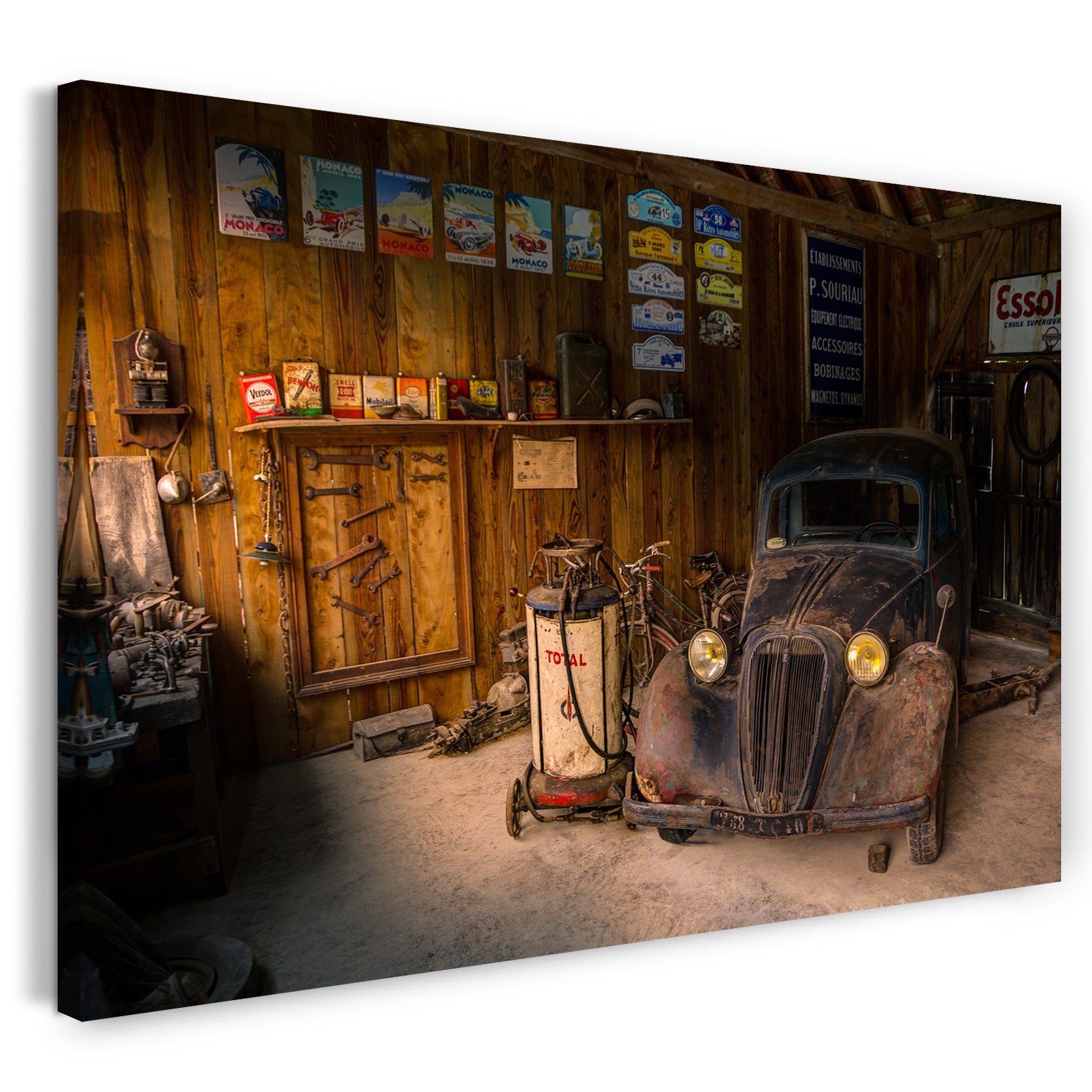 Leinwandbild Verrosteter Oldtimer abgestellt in Garage