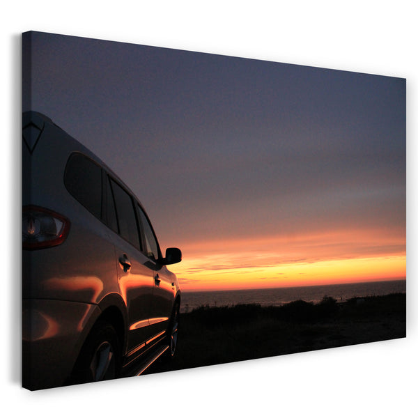 Leinwandbild Stehenes Auto vor Sonnenuntergang am Horizont