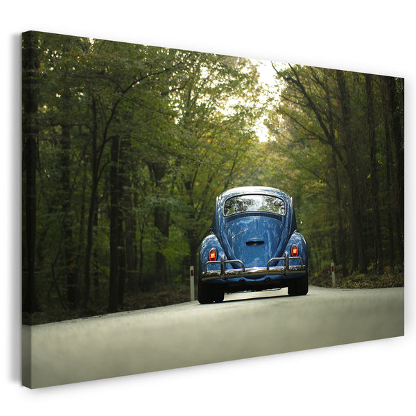 Leinwandbild Blaues Auto Käfer auf Waldstrße von hinten