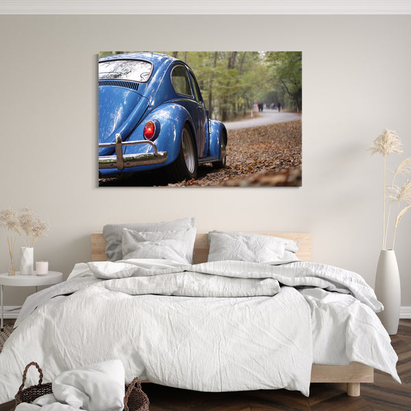 Leinwandbild Blaues Auto Käfer auf Waldstrße von hinten rechts
