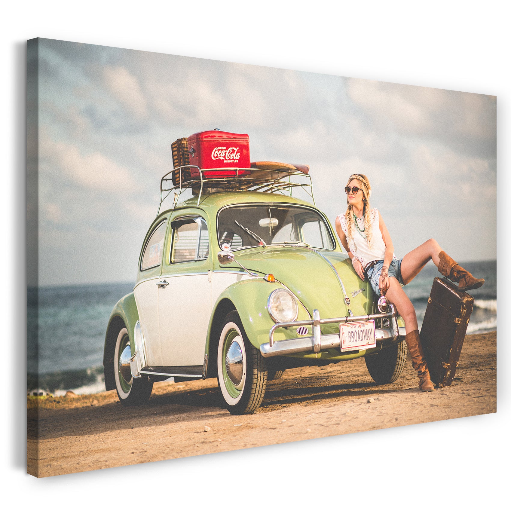Leinwandbild Auto Käfer mit Frau am Strand