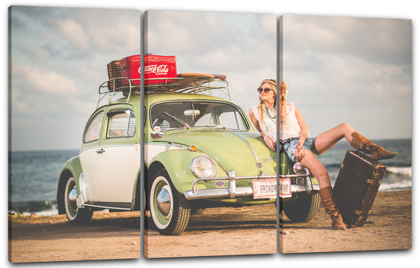 Leinwandbild Auto Käfer mit Frau am Strand