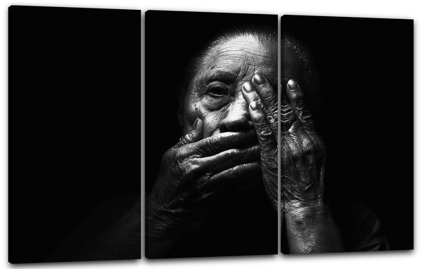Leinwandbild schwarz-weiß Portrait, ältere Frau hält Hand vor Gesicht