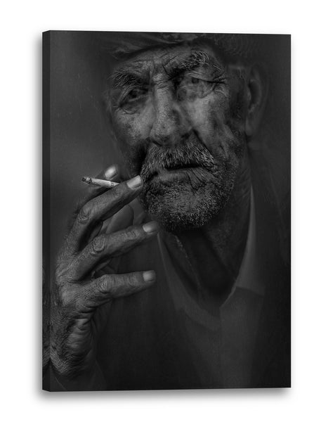 Leinwandbild schwarz-weiß Portrait von altem Mann mit Zigarette