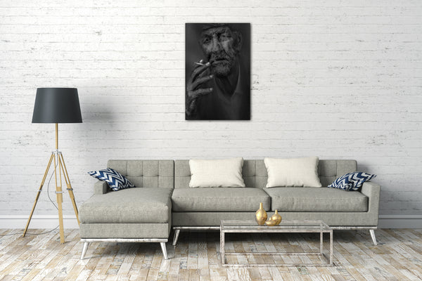 Leinwandbild schwarz-weiß Portrait von altem Mann mit Zigarette