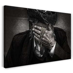 Leinwandbild schwarz-weiß Portrait, älterer Mann mit Hand auf Stirn