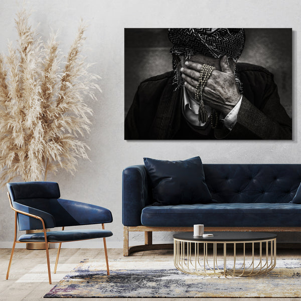 Leinwandbild schwarz-weiß Portrait, älterer Mann mit Hand auf Stirn