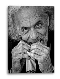 Leinwandbild schwarz-weiß Portrait alter Mann weiße Haare kauend