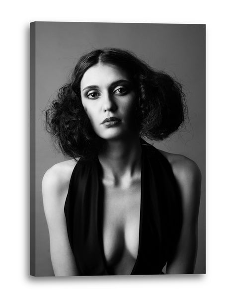 Leinwandbild schwarz-weiß Portrait schöne Frau mit Dekollté