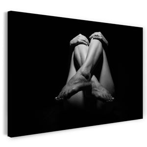Leinwandbild schwarz-weiß Foto mit überkreuzten Frauenbeinen
