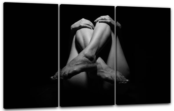 Leinwandbild schwarz-weiß Foto mit überkreuzten Frauenbeinen