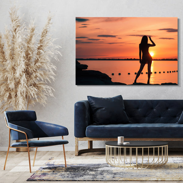 Leinwandbild sexy Frau vor Strandkulisse und Sonnenuntergang