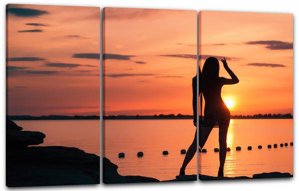 Leinwandbild sexy Frau vor Strandkulisse und Sonnenuntergang
