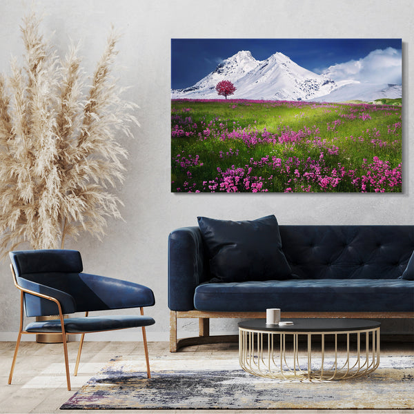 Leinwandbild Blumenbilder Blumenwiese pink vor schneebedecktem Berg