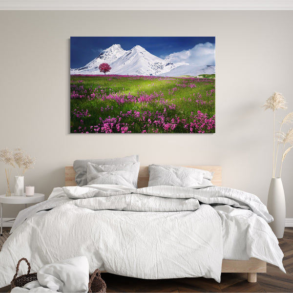 Leinwandbild Blumenbilder Blumenwiese pink vor schneebedecktem Berg