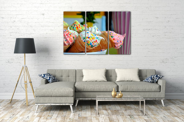 Leinwandbild Essensbilder Waffeleis in Schale, rosa weiß mit buntem Glitzer