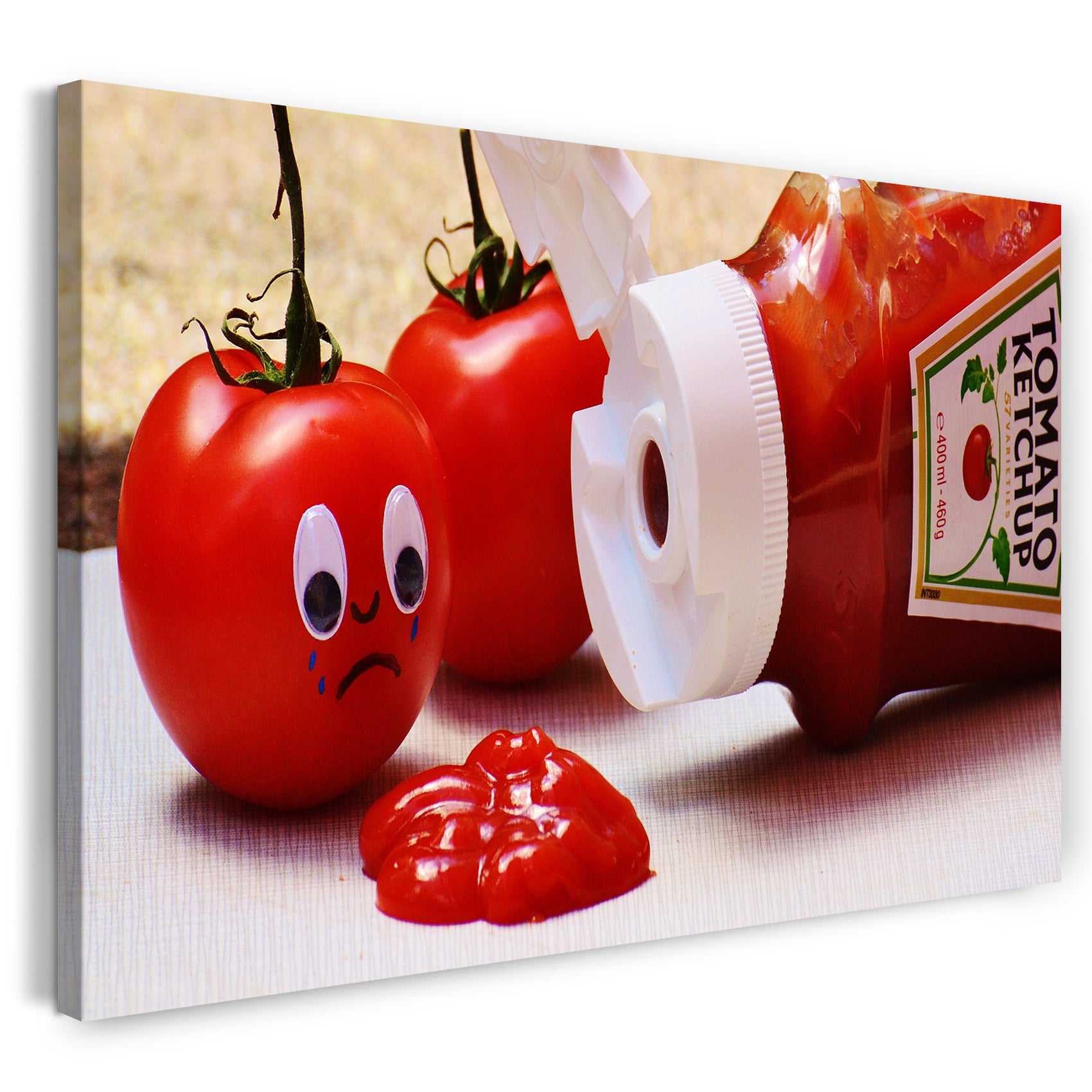 Leinwandbild Tomate erstarrt vor zermatschtem Freund aus Ketchup-Flasche