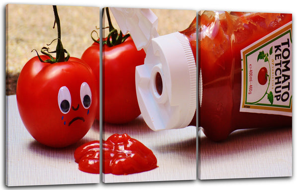 Leinwandbild Tomate erstarrt vor zermatschtem Freund aus Ketchup-Flasche