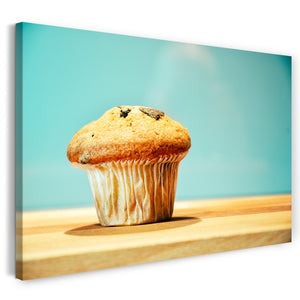 Leinwandbild Essensbilder Backwaren Muffin auf Holztisch, hell-grüner Hintergrund