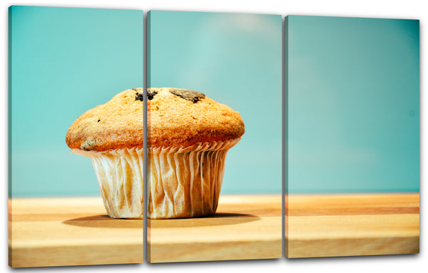 Leinwandbild Essensbilder Backwaren Muffin auf Holztisch, hell-grüner Hintergrund