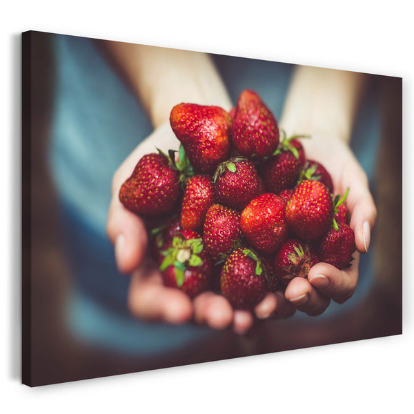 Leinwandbild Essensbilder Früchte Frau hält Portion Erdbeeren in Hand
