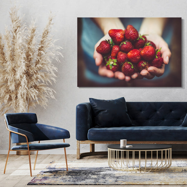Leinwandbild Essensbilder Früchte Frau hält Portion Erdbeeren in Hand
