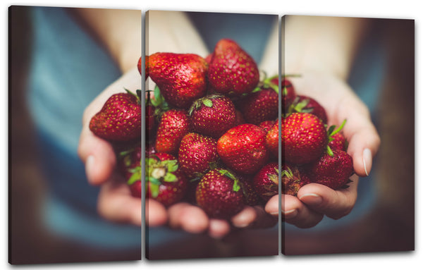 Leinwandbild Essensbilder Früchte Frau hält Portion Erdbeeren in Hand