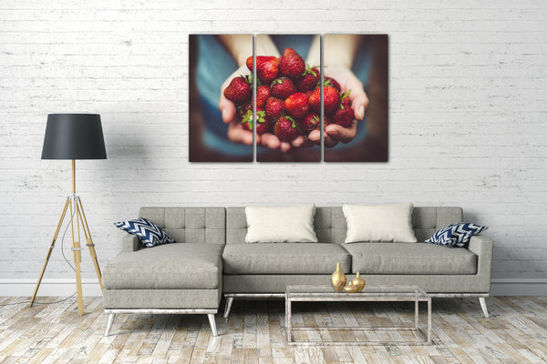 Leinwandbild Essensbilder Früchte Frau hält Portion Erdbeeren in Hand