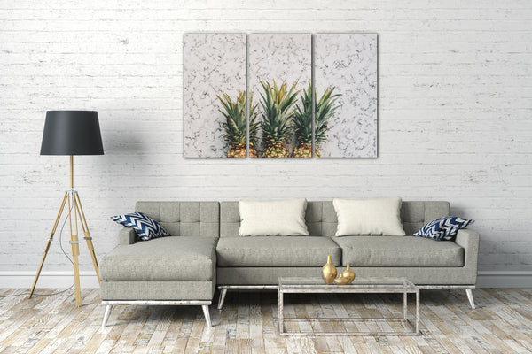 Leinwandbild Essensbilder Früchte drei Ananas auf Marmor-ähnlichem Hintergrund