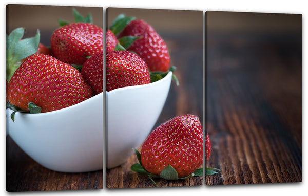 Leinwandbild Essensbilder Früchte Erdbeeren in weißer Schale auf dunklem Holztisch