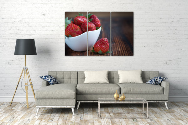 Leinwandbild Essensbilder Früchte Erdbeeren in weißer Schale auf dunklem Holztisch