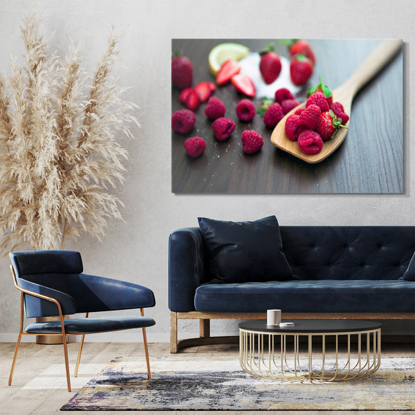 Leinwandbild Essensbilder Obst Früchte Himbeeren verteilt auf Holzlöffel und Tisch