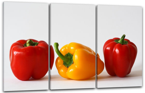 Leinwandbild Essensbilder Gemüse Obst rote und gelbe Paprika weißer Hintergrund