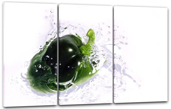 Leinwandbild Essensbilder Gemüse Obst grüne Paprika im Wasser mit Wasserspritzer