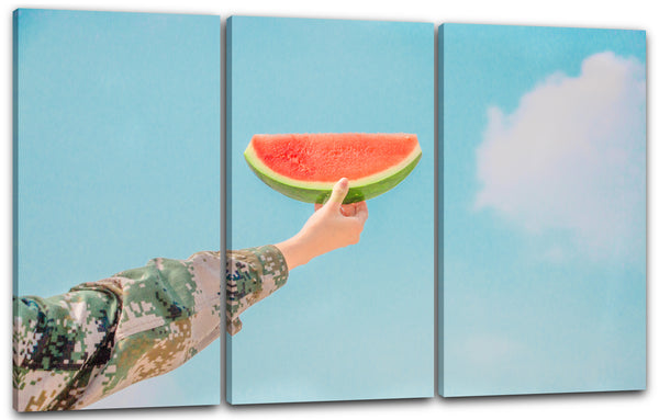 Leinwandbild Essensbilder Person hält Melone in den Himmel