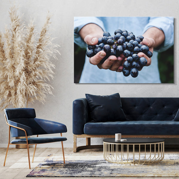 Leinwandbild Essensbilder Gemüse Obst Früchte Weintrauben in zwei Händen
