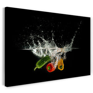 Leinwandbild Essensbilder Gemüse Paprika im Wasser schwarzer Hintergrund