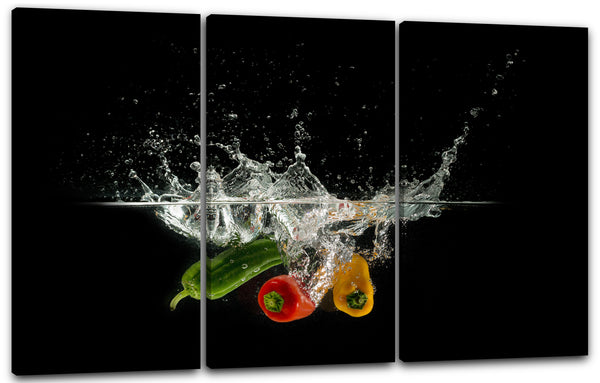 Leinwandbild Essensbilder Gemüse Paprika im Wasser schwarzer Hintergrund